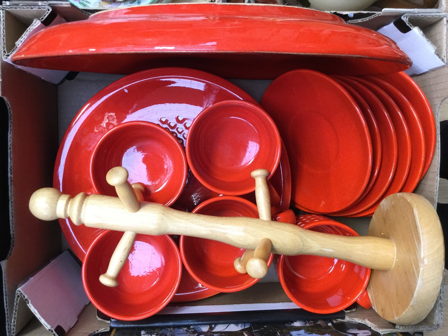 A German teaset and plates,