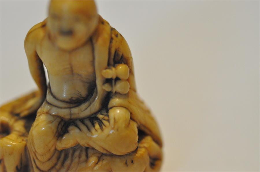An early Japanese Edo period carved ivory netsuke, of a smiling and seated long haired man. Height 5 - Image 12 of 15