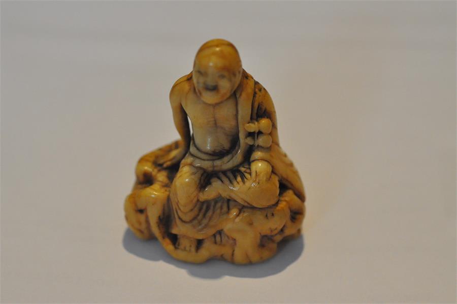 An early Japanese Edo period carved ivory netsuke, of a smiling and seated long haired man. Height 5 - Image 7 of 15