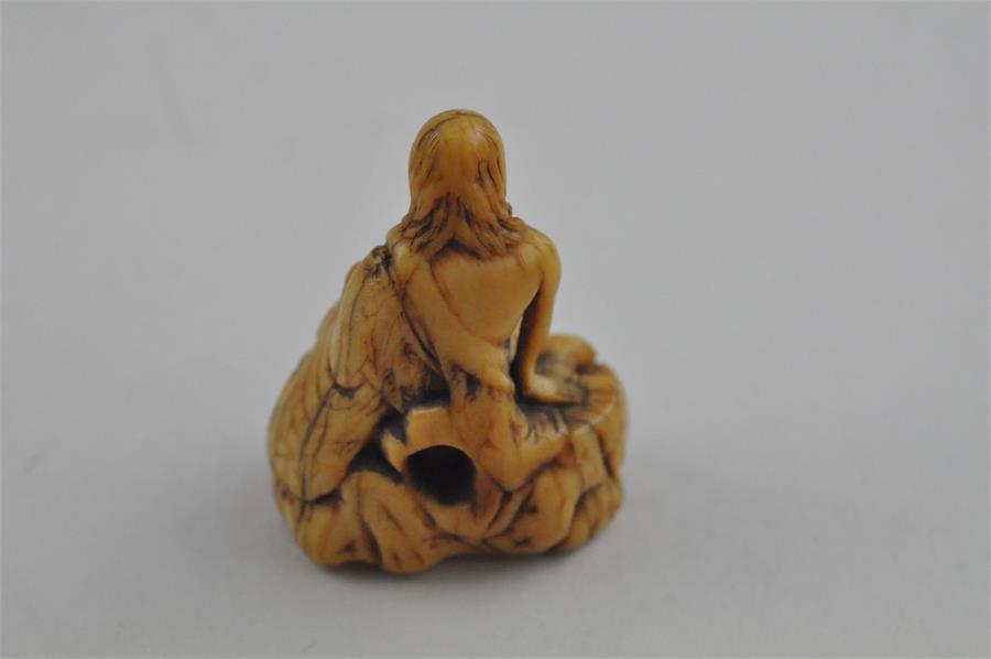 An early Japanese Edo period carved ivory netsuke, of a smiling and seated long haired man. Height 5 - Image 3 of 15