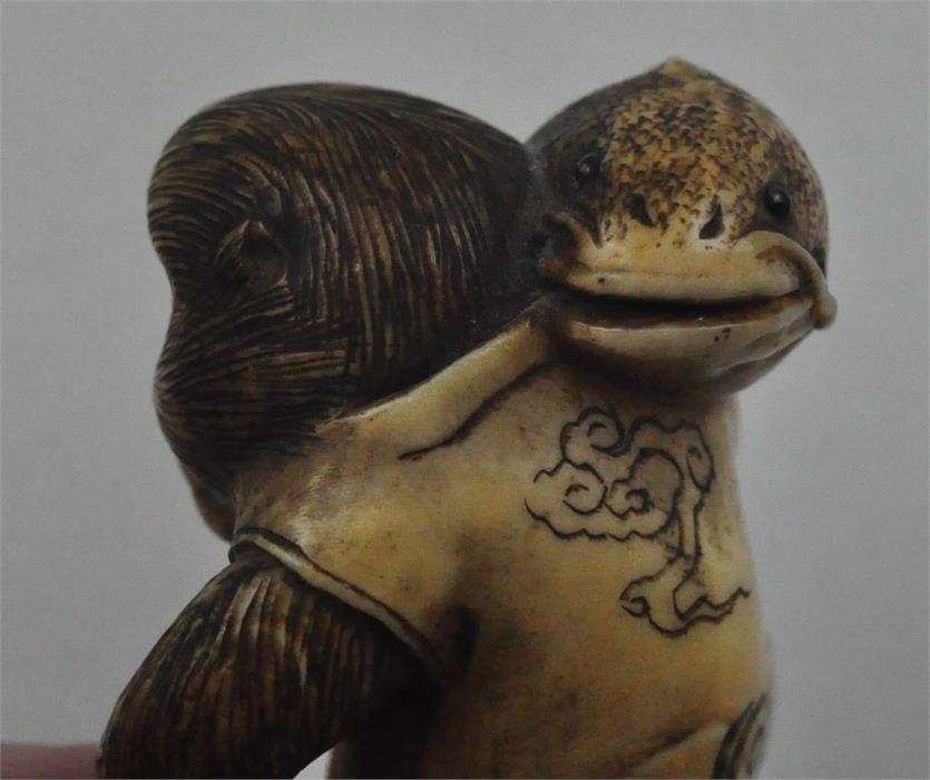 A fine Japanese Meiji period carved ivory netsuke, late 19th century, of a seated monkey wearing - Image 7 of 7