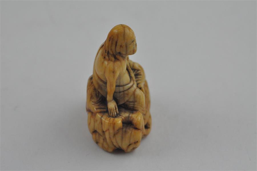 An early Japanese Edo period carved ivory netsuke, of a smiling and seated long haired man. Height 5 - Image 4 of 15