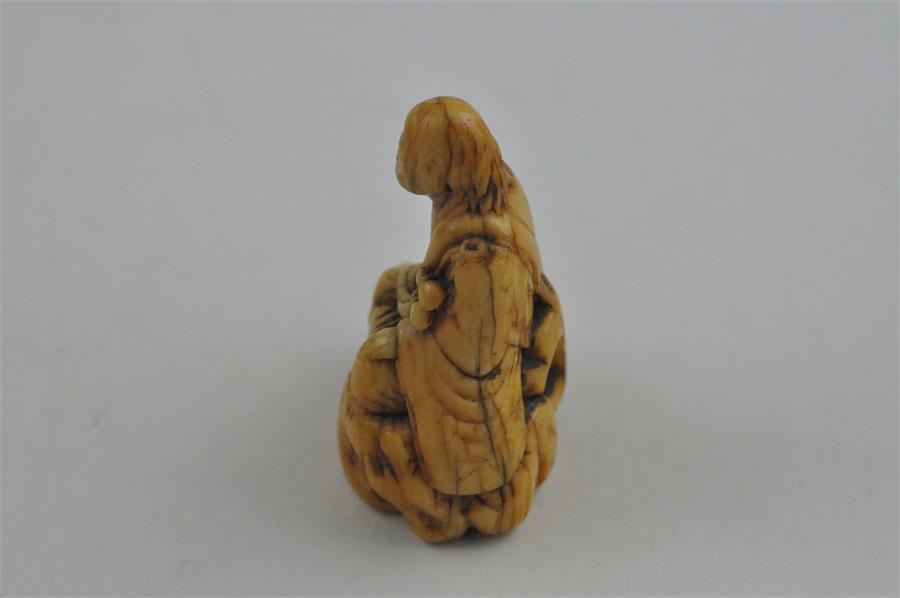 An early Japanese Edo period carved ivory netsuke, of a smiling and seated long haired man. Height 5 - Image 2 of 15