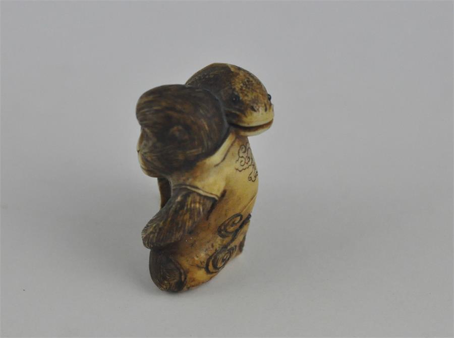 A fine Japanese Meiji period carved ivory netsuke, late 19th century, of a seated monkey wearing - Image 2 of 7