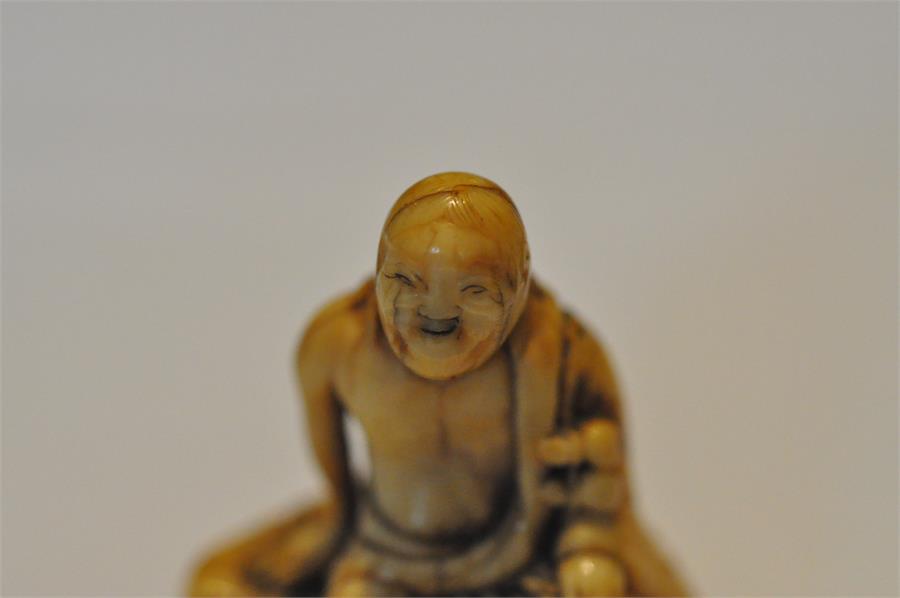 An early Japanese Edo period carved ivory netsuke, of a smiling and seated long haired man. Height 5 - Image 11 of 15