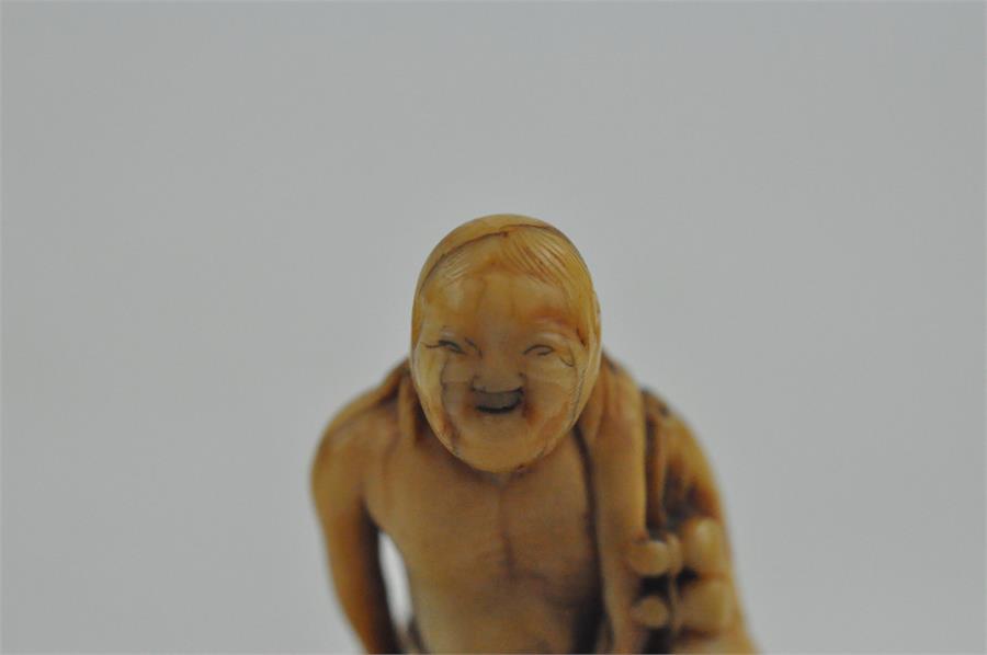 An early Japanese Edo period carved ivory netsuke, of a smiling and seated long haired man. Height 5 - Image 5 of 15