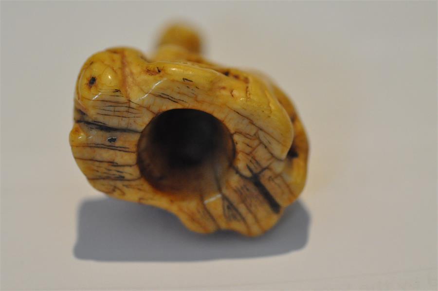 An early Japanese Edo period carved ivory netsuke, of a smiling and seated long haired man. Height 5 - Image 15 of 15