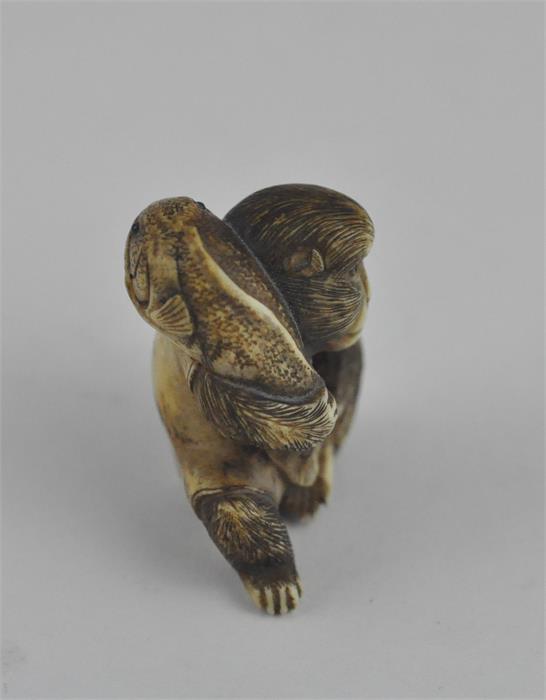 A fine Japanese Meiji period carved ivory netsuke, late 19th century, of a seated monkey wearing - Image 4 of 7