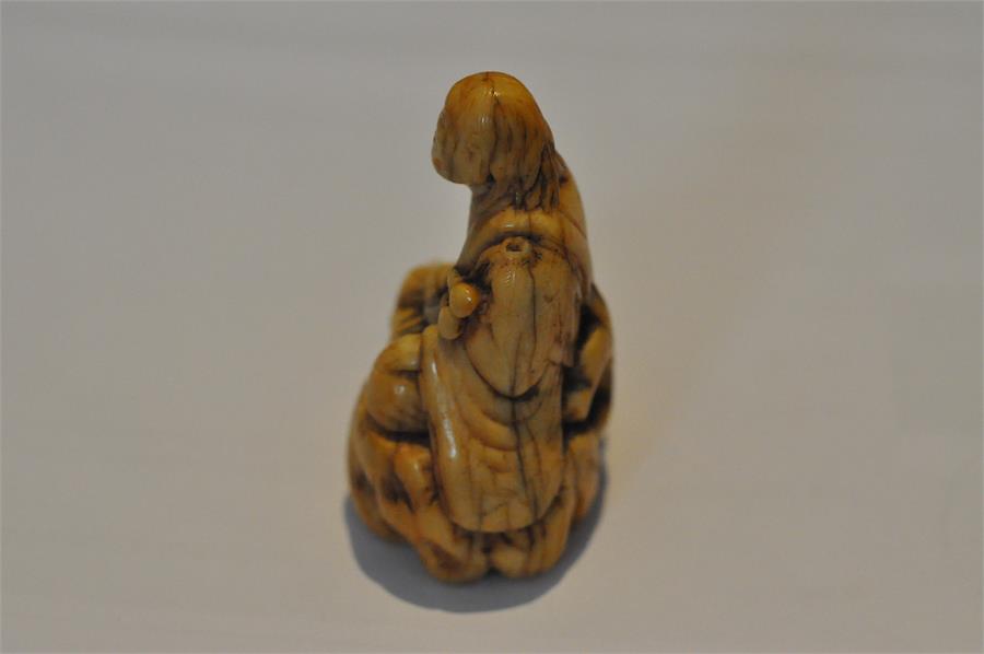 An early Japanese Edo period carved ivory netsuke, of a smiling and seated long haired man. Height 5 - Image 8 of 15