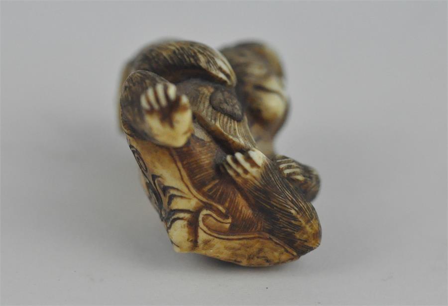 A fine Japanese Meiji period carved ivory netsuke, late 19th century, of a seated monkey wearing - Image 5 of 7