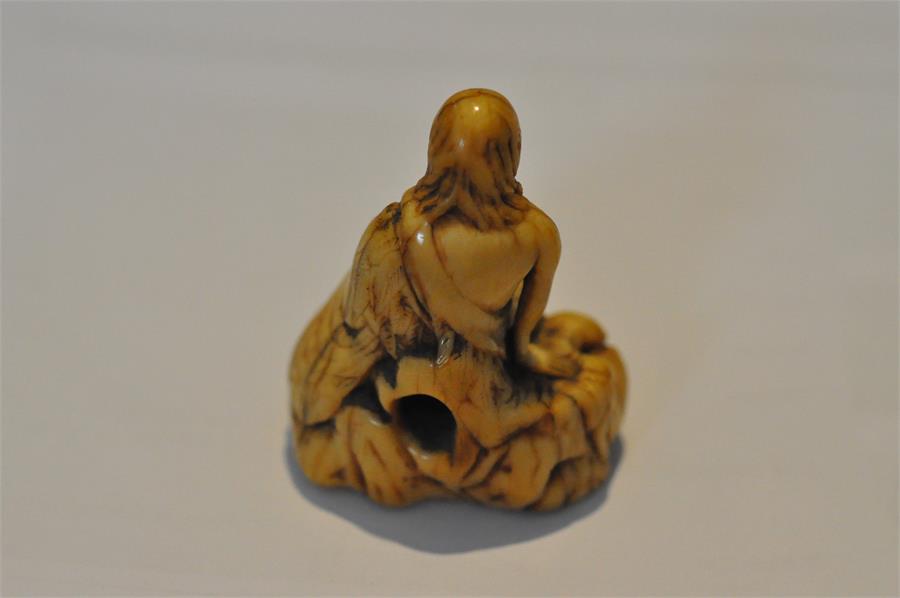 An early Japanese Edo period carved ivory netsuke, of a smiling and seated long haired man. Height 5 - Image 9 of 15