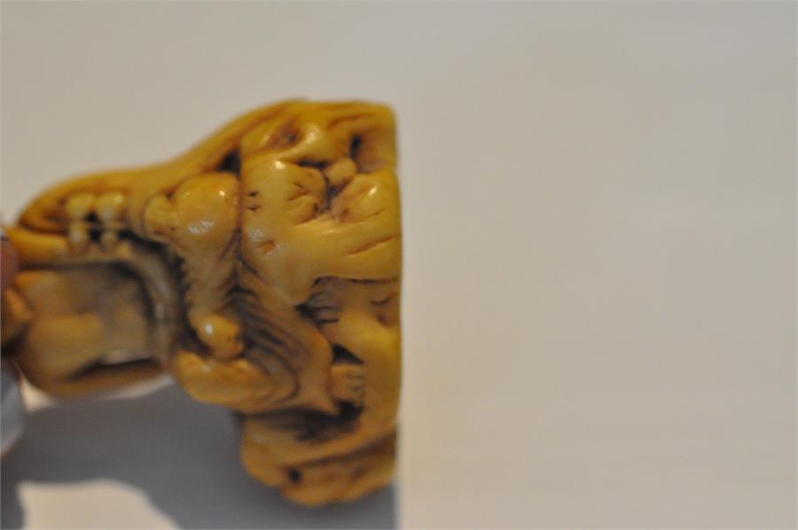 An early Japanese Edo period carved ivory netsuke, of a smiling and seated long haired man. Height 5 - Image 13 of 15