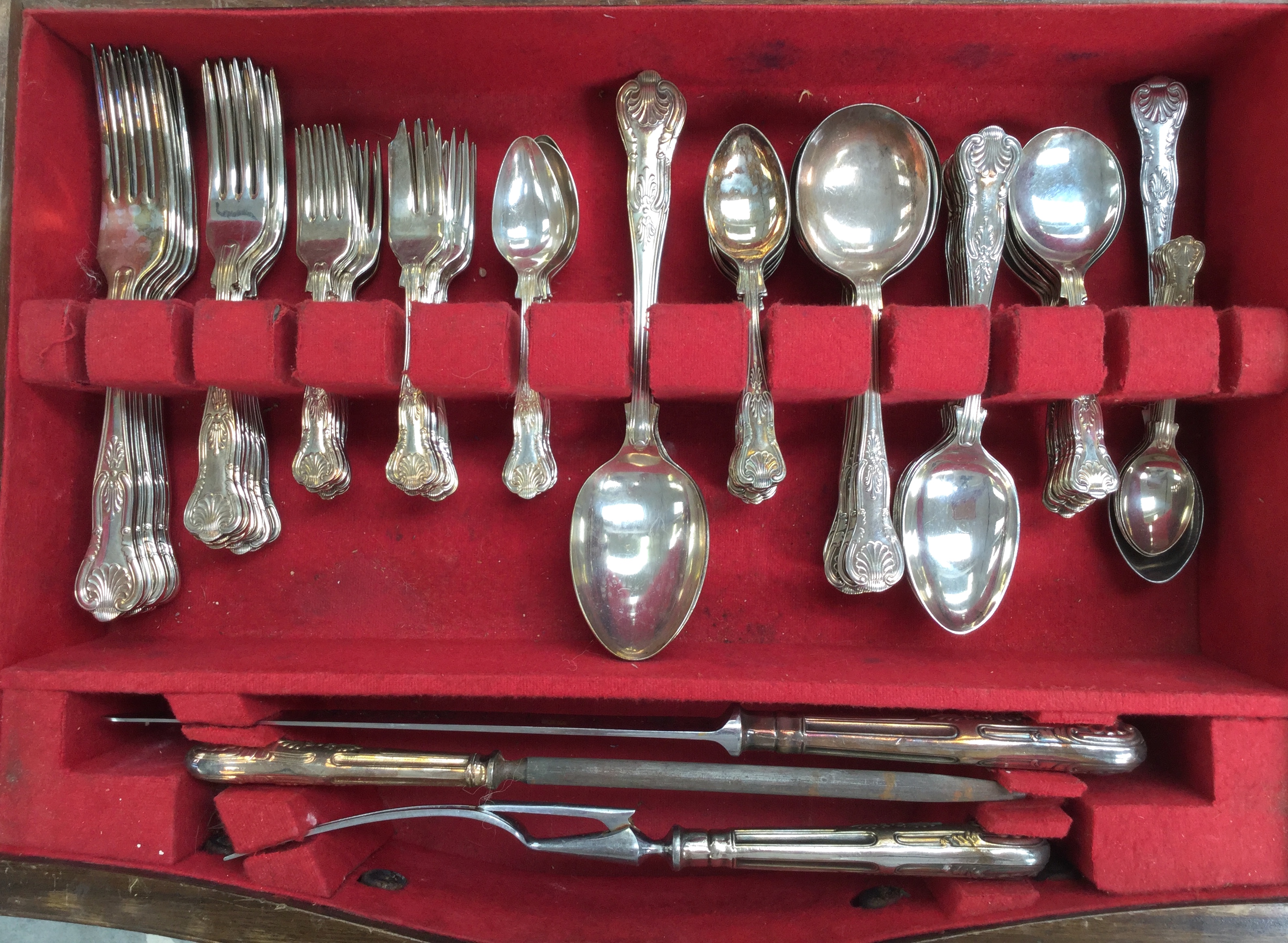 Canteen of Kings Pattern silver plate in miniature mahogany serpentine chest of four drawers (Part - Bild 2 aus 3