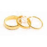 Two 22ct gold wedding bands (5.