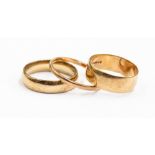 Three 9ct gold wedding bands, size R, S and U½ with a combined total gross weight approx 9.