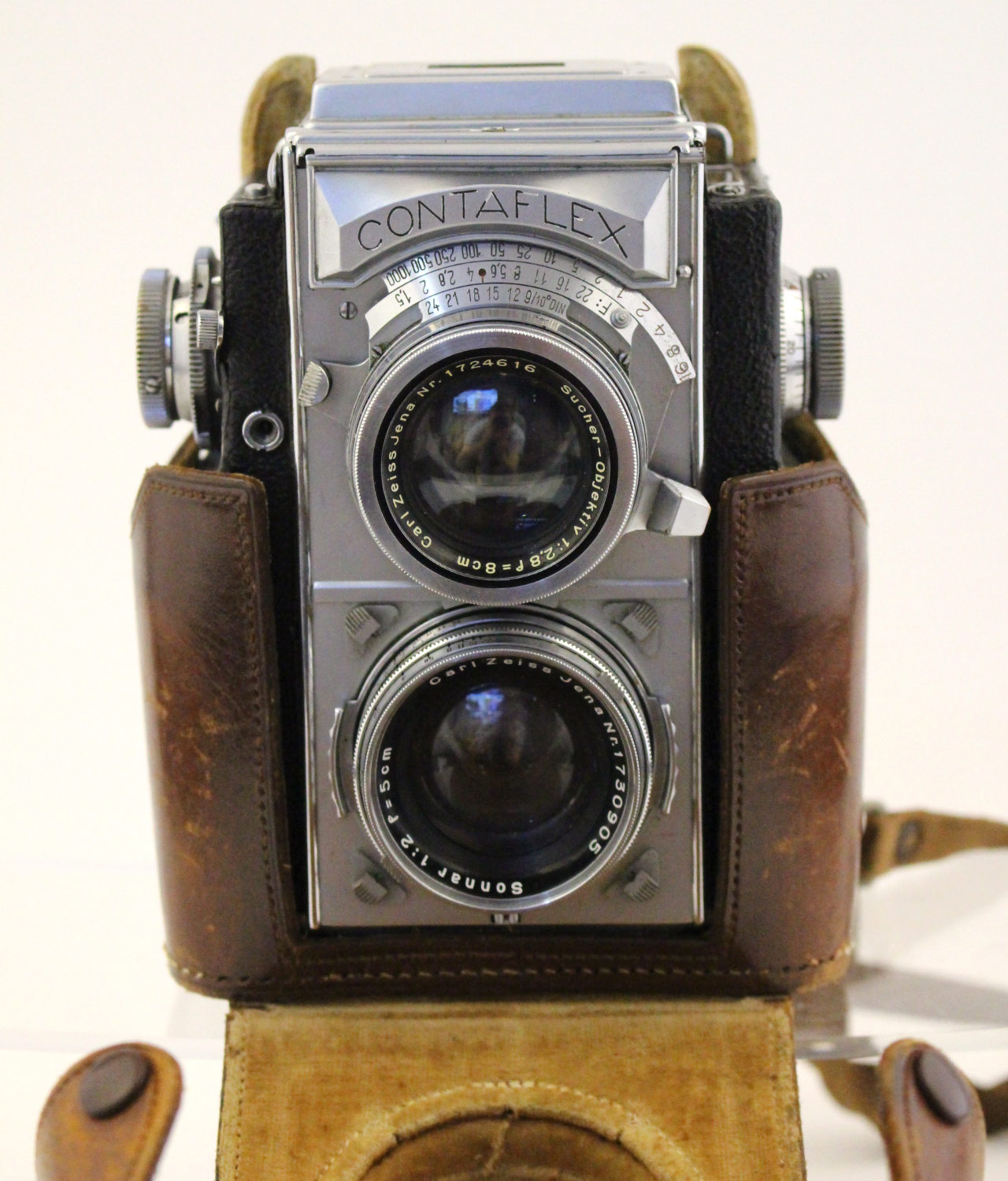 Zeiss-Ikon: A Zeiss-Ikon Contaflex TLR camera, body No A 946731,