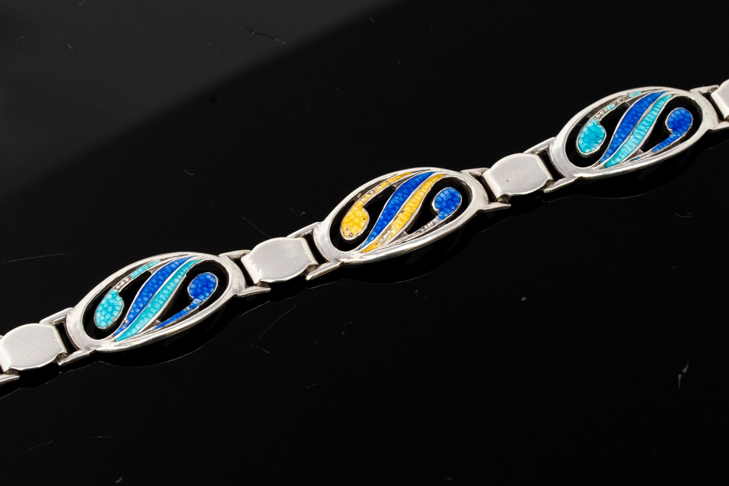 An Arts and Crafts silver and enamelled bracelet, - Bild 2 aus 2