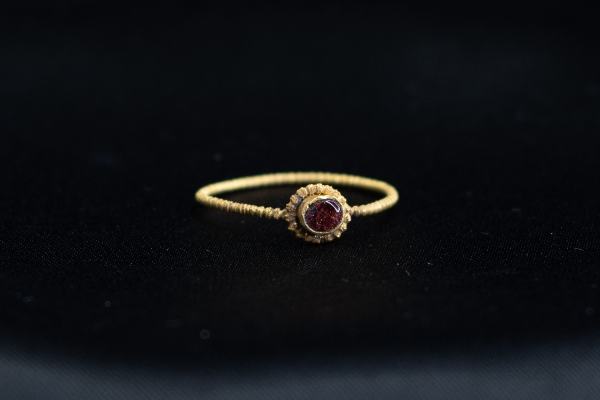 Medieval (13th - 15th century AD) Gold ring with twisted wire band; bezel with flower shaped border,