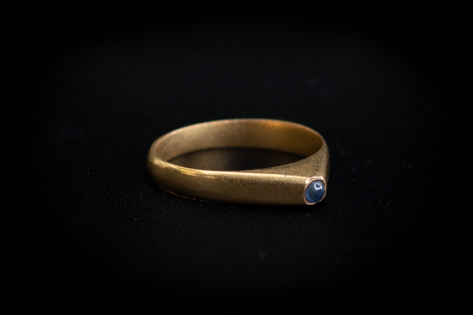 Medieval (13th-15th century AD) Gold stirrup ring with plain band rising sharply at the shoulders