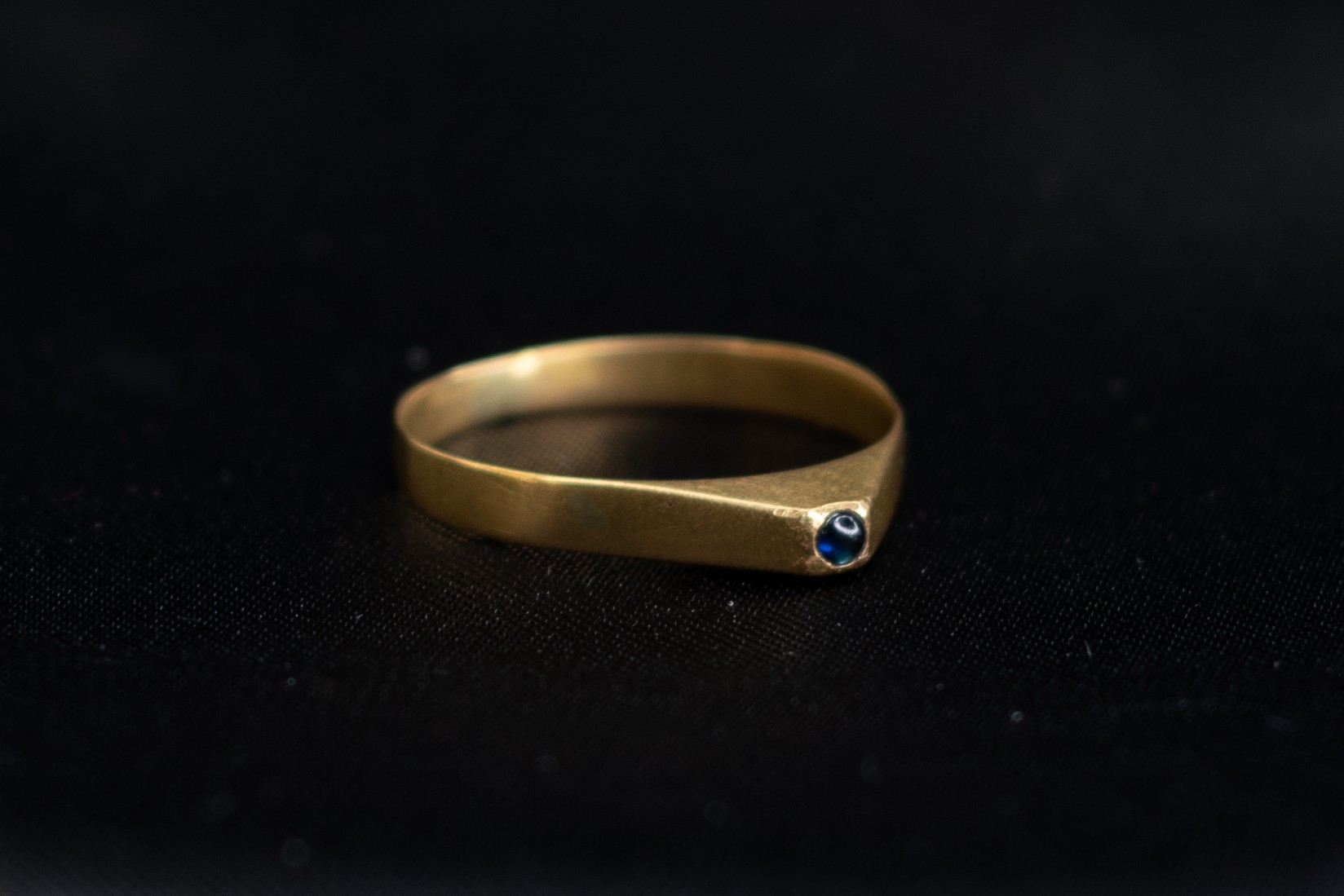 Medieval (13th-15th century AD) Gold stirrup ring with plain band rising sharply at the shoulders