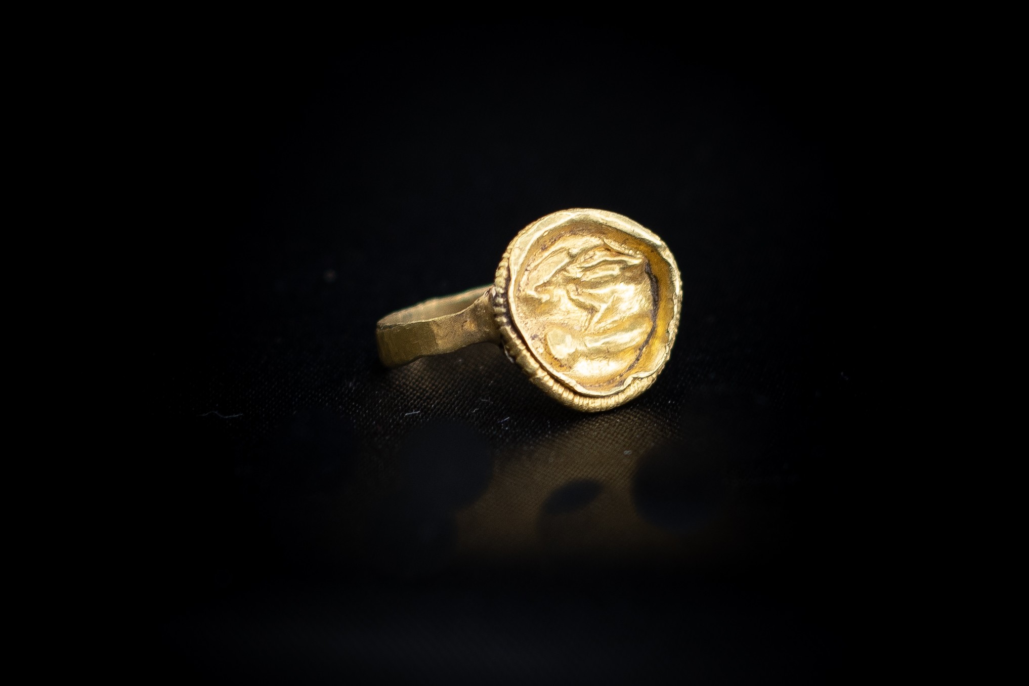 East Greek (5th-4th century BC) Gold ring with plain flat band;