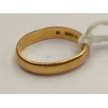 A 22ct gold band, a/f, approx 3.