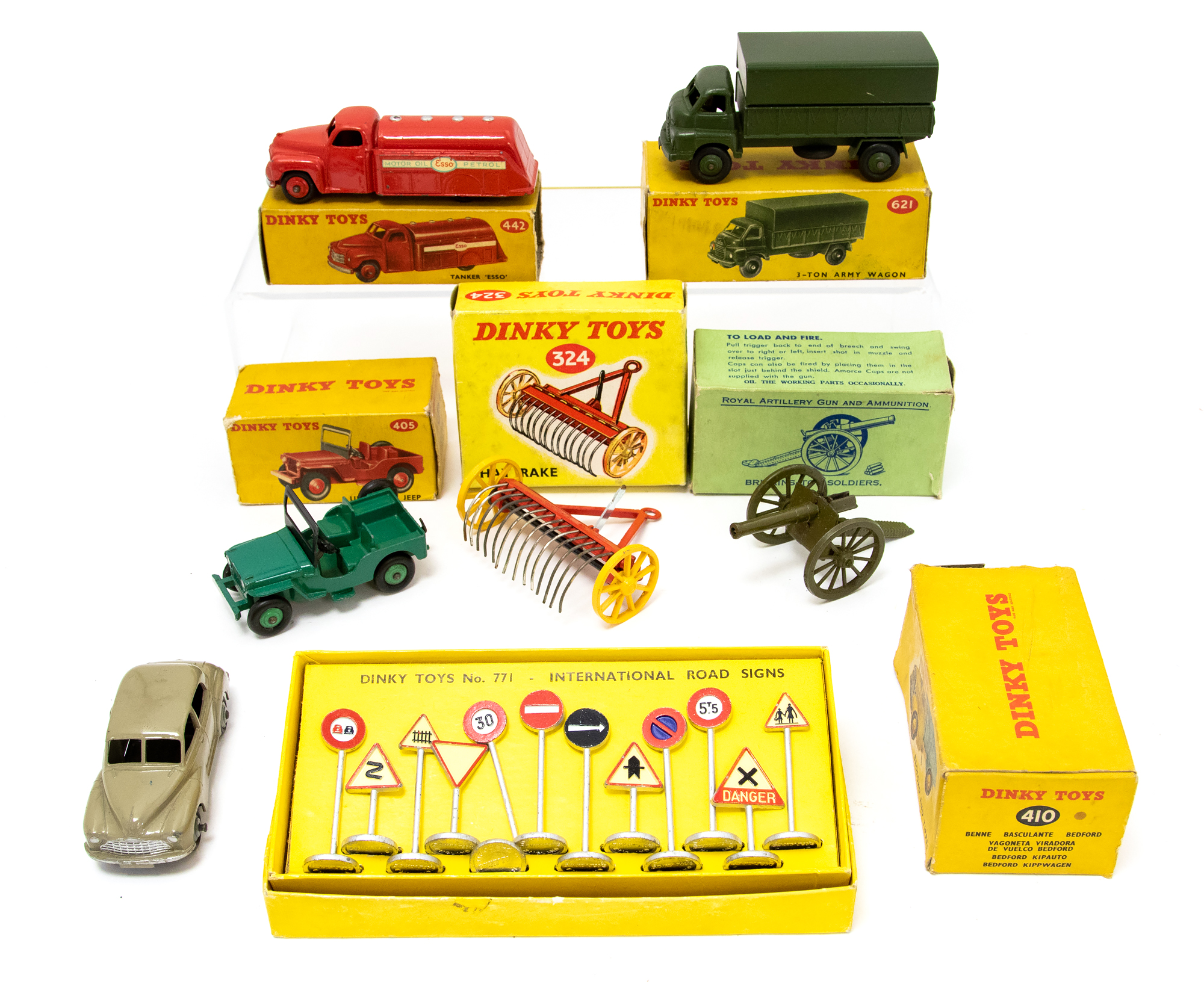 Dinky: A collection of assorted Dinky Toys to include: 405 Universal Jeep (end flap missing),
