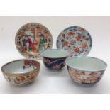 A pair of Imari tea bowls, with a tea bowl and two saucers,