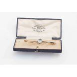 An Edwardian 9ct gold and aquamarine bar brooch, 18ct white gold top. Approx 3.