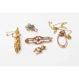 Quantity of Victorian and Art Nouveau 9ct gold jewellery to include Art Nouveau sapphire set