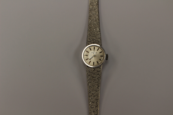 9 ct white gold Ladies Tissot Bark effect wrist watch, 18.