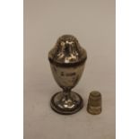 A pepperette London 1904 and a silver thimble (2)