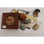 A small treen box with costume jewellery together with a boxed gents 9ct gold signet ring (af) two