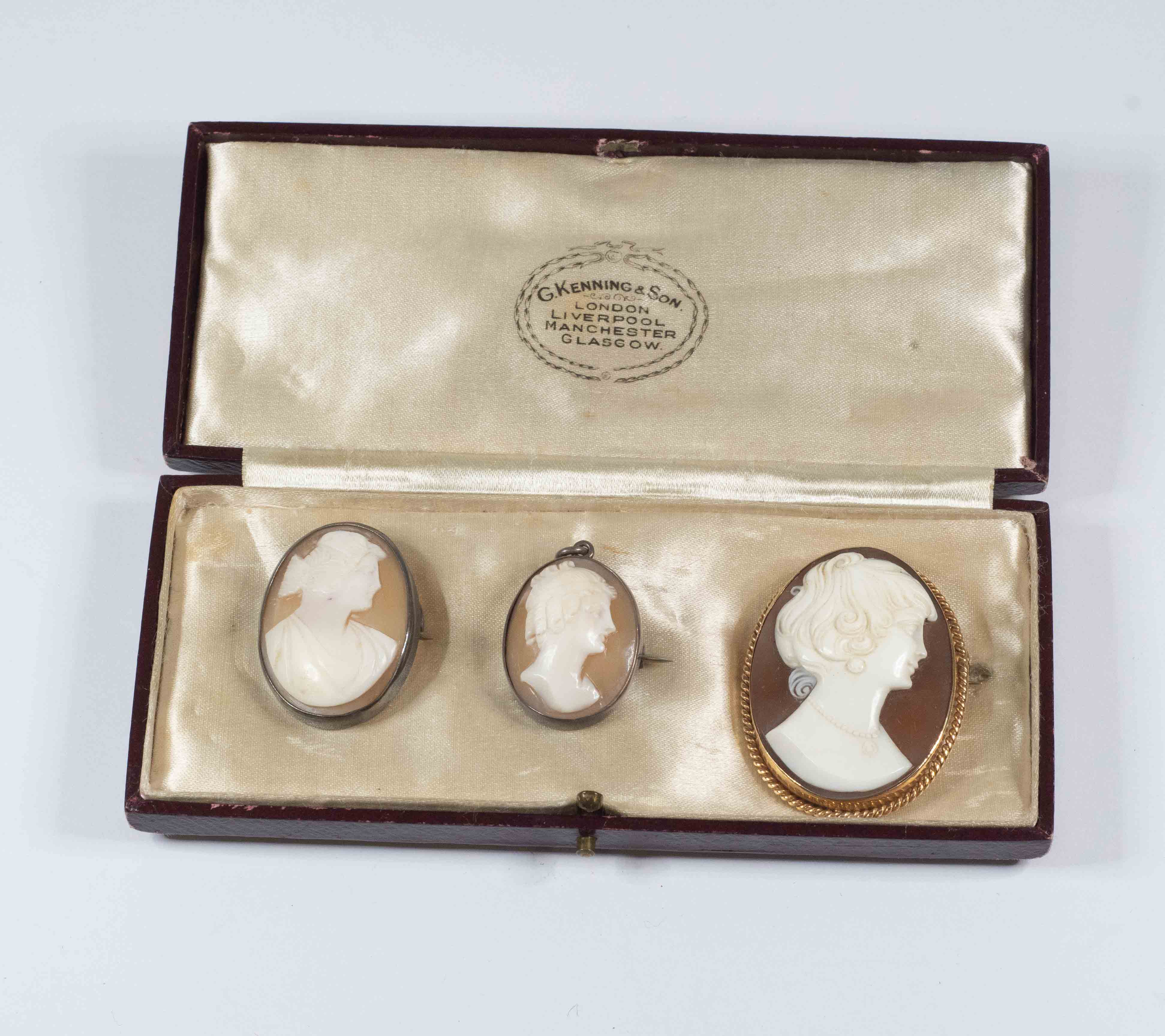 A 9ct gold mounted cameo brooch,