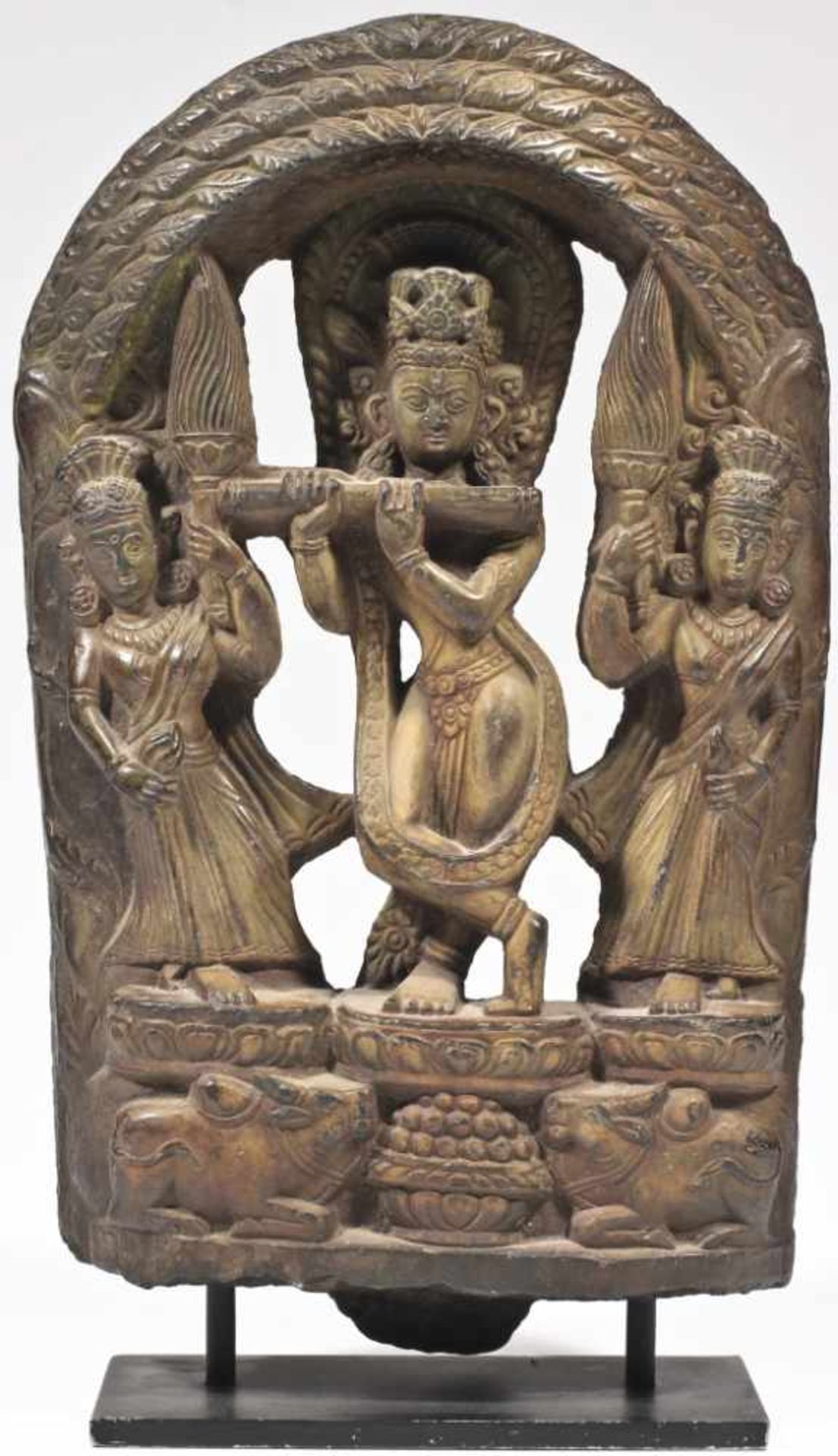 JAI KRISHNA stone, Nepal, 17th century, H: 35 cm Krishna with two consorts, playing a whistle,