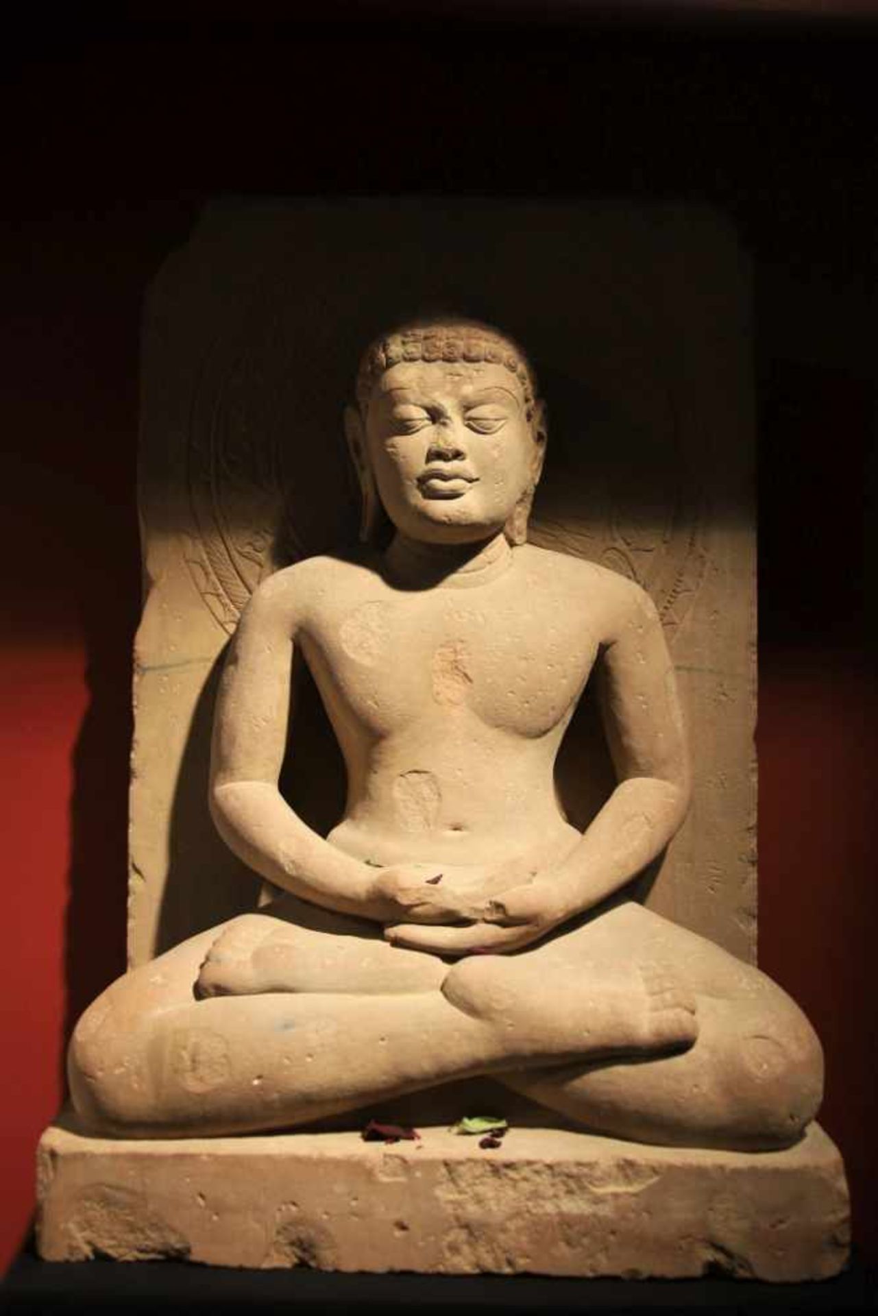 JAIN BUDDHA reddish sandstone, India, 12th century style, but 18th century H: 95 cm / W: 64 cm /