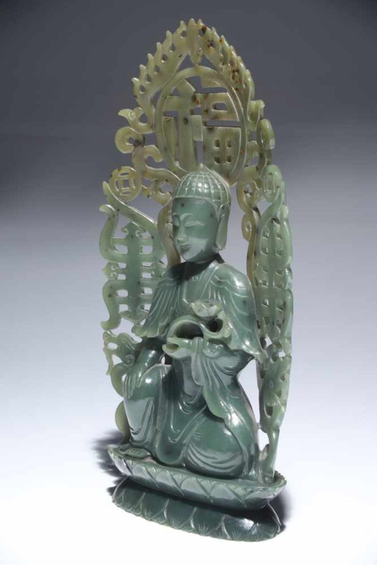 GREEN JADE BUDDHAjade,China, Qing DynastyH: 26,5 cmbuddha on a double lotus,with open work mandorla - Bild 2 aus 3