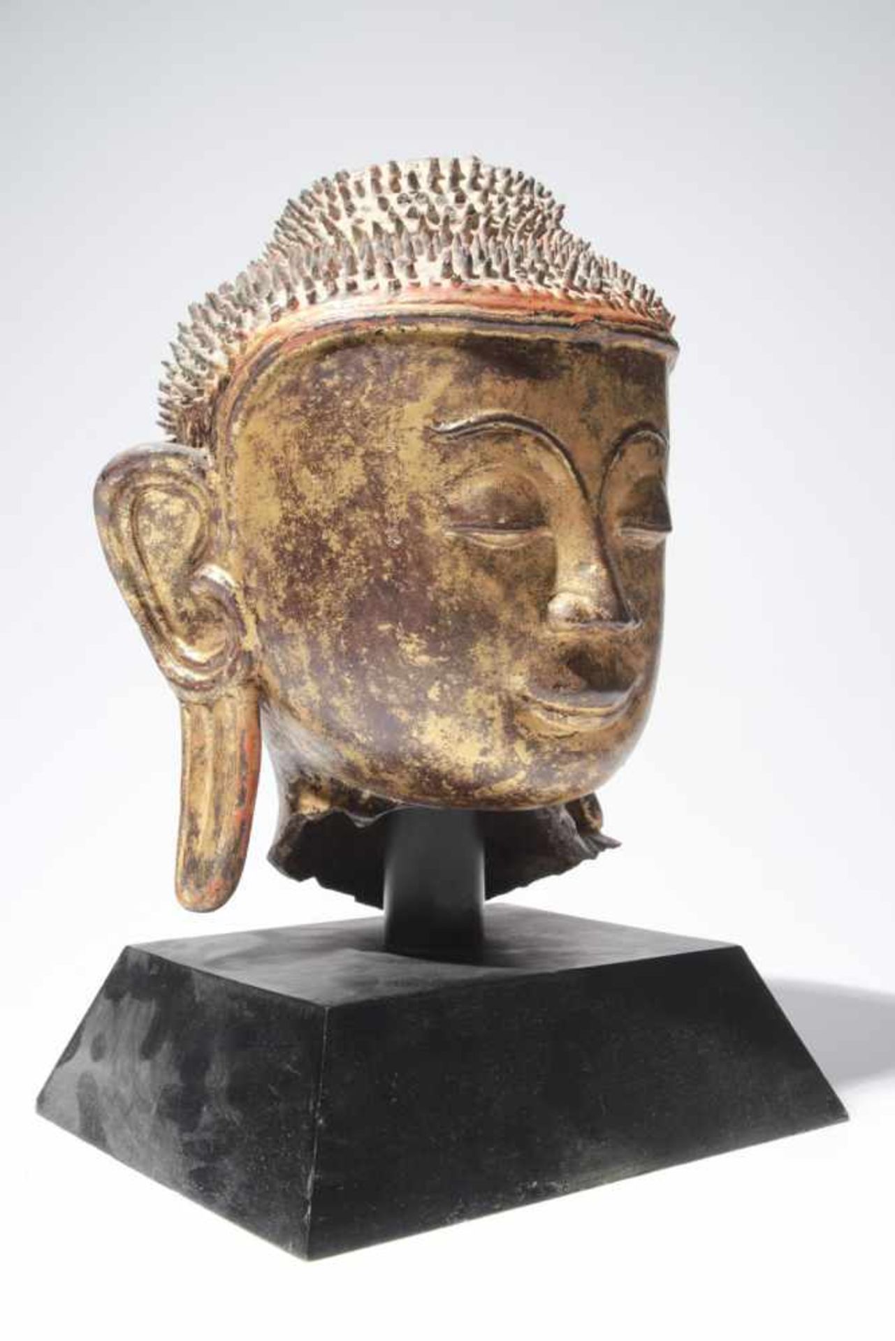 HEAD OF BUDDHAwood carved restgilt,birma, 19th centuryH: 24 cmRound, youthful, charming and sweet - Bild 2 aus 3