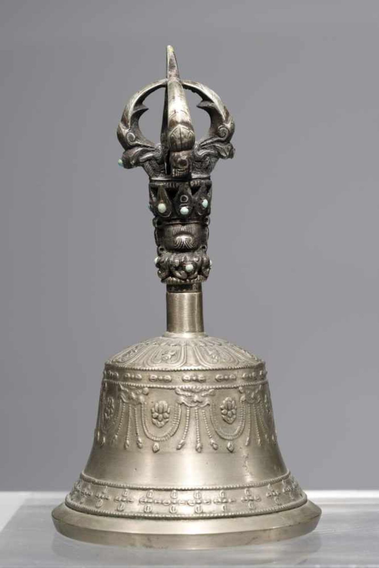 GHANTAbronze bell with silver handle,Tibet, 19th centuryH: 16 cmHandle is surmounted with half - Bild 2 aus 2