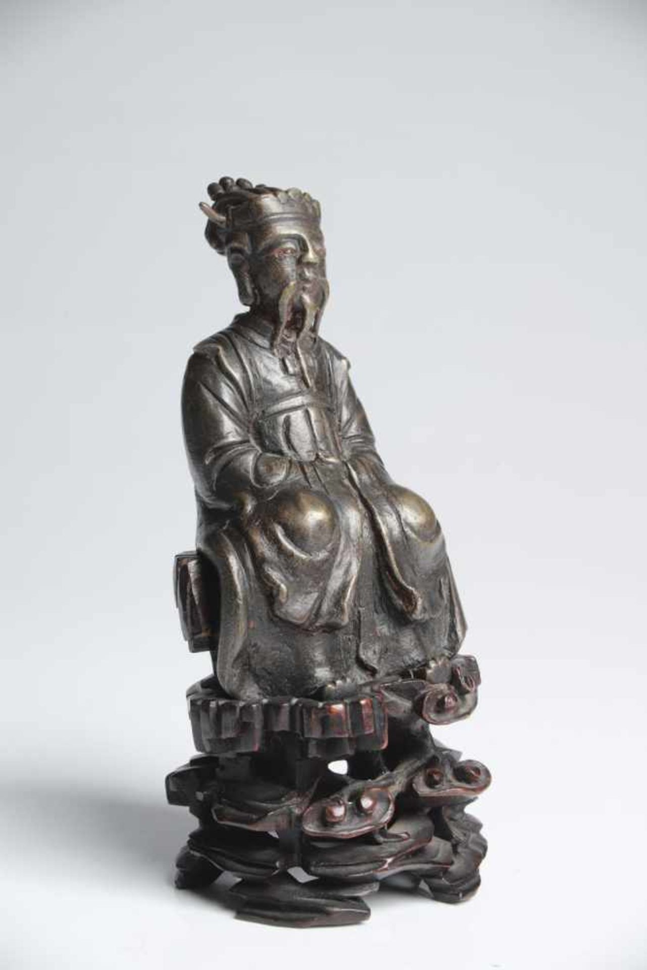 MANDARIN SCULPTUREbronze sculpture on wood baseChina, 18th centuryH: 18 cm - Bild 2 aus 4