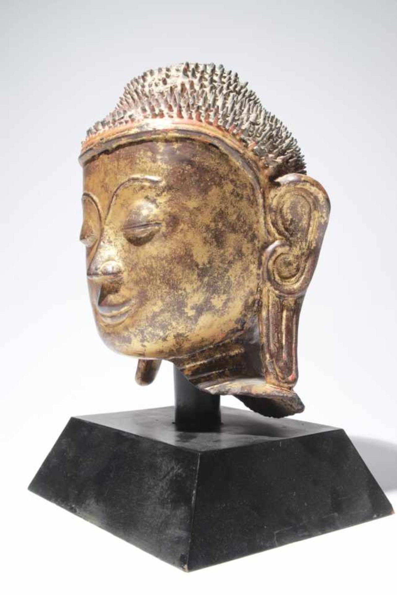 HEAD OF BUDDHAwood carved restgilt,birma, 19th centuryH: 24 cmRound, youthful, charming and sweet - Bild 3 aus 3