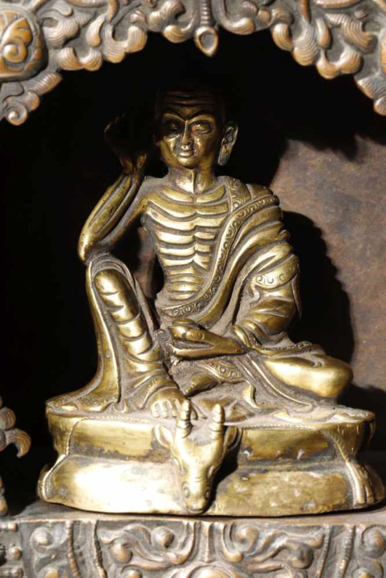 MILAREPA IN SHRINEcopper repousse shrine, with firegilt bronze,Tibet or Mongolia 19th century,H: - Bild 2 aus 2