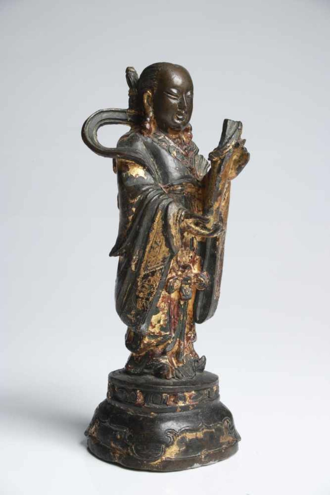 SCHOLARbronze with traces of Lacquer and goldChina, 16th centuryH: 23 cm - Bild 2 aus 3