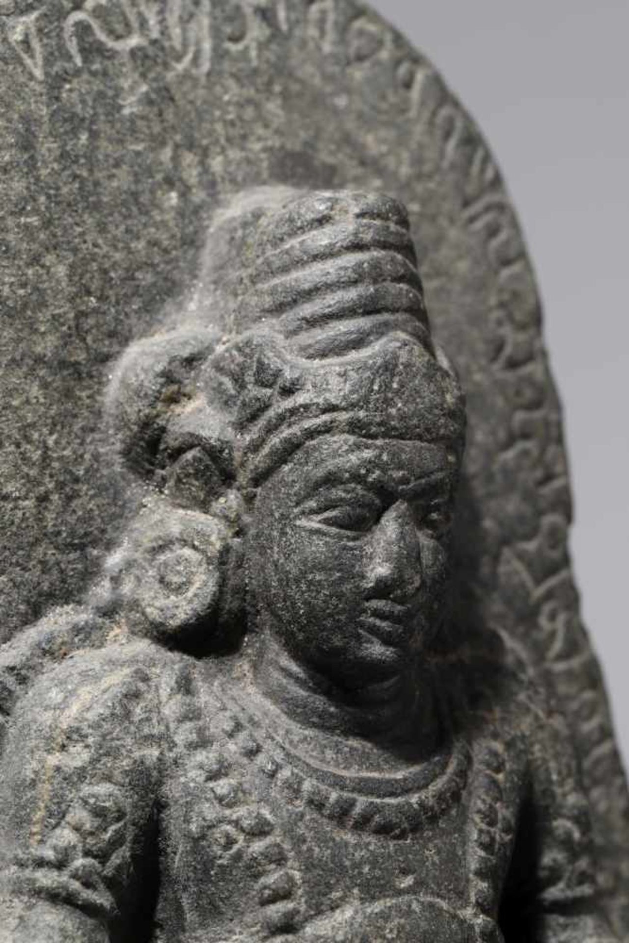 YELLOW JAMBHALAstone,Nepal, 17th centuryH: 20 cmSitting in the vajra position , his left hand - Bild 2 aus 3