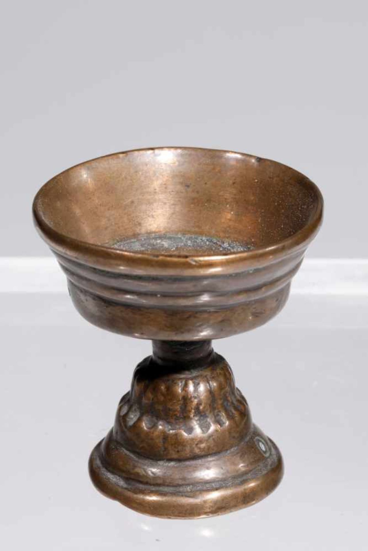 OILLAMPbronze,Tibet, 16th centuryH: 5 cmOillamp or butterlamp in baluster-form stem richly decorated