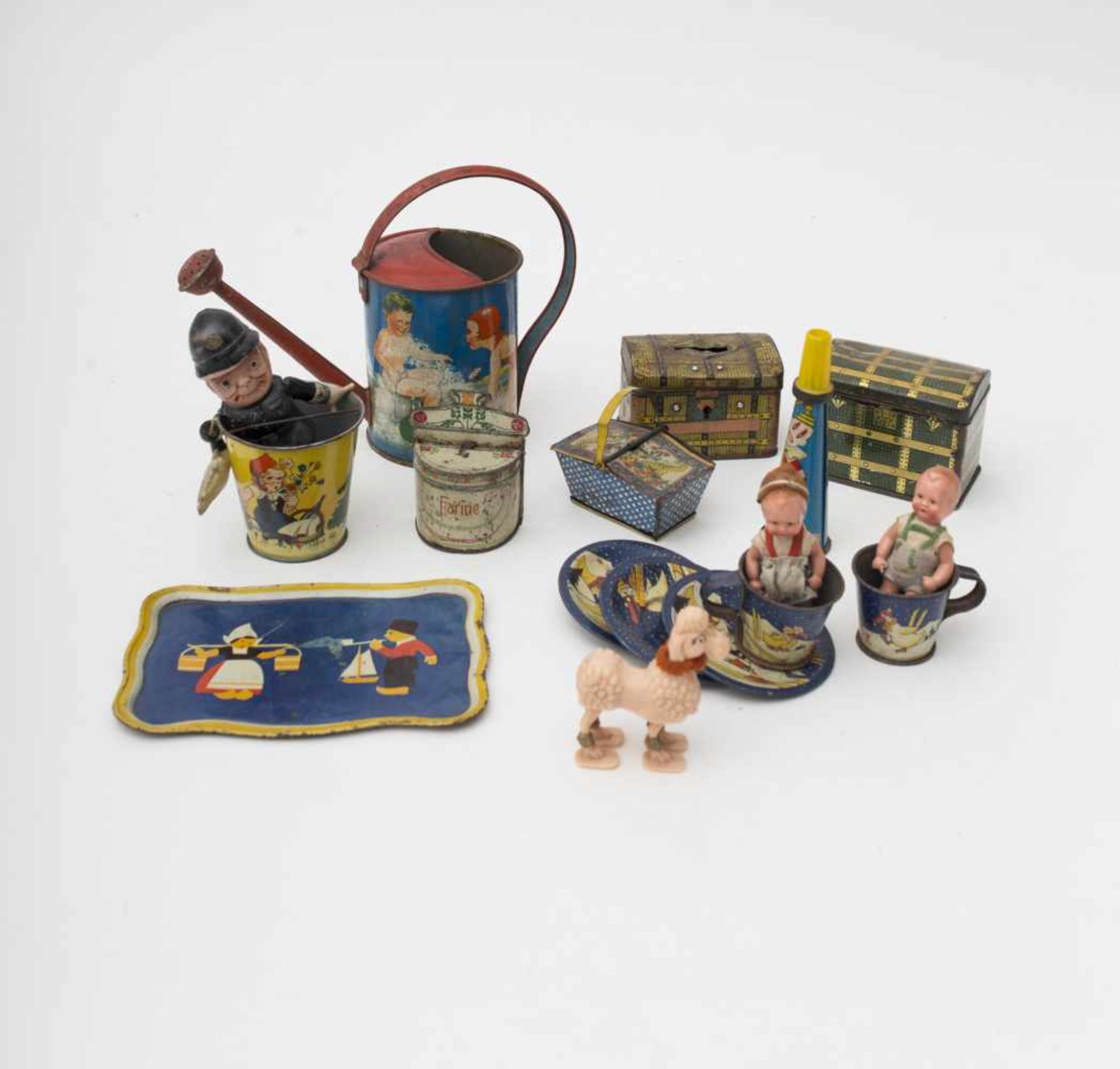 Set of various doll accessories Lithographed metal, includes a watering can – small trunks – piggy