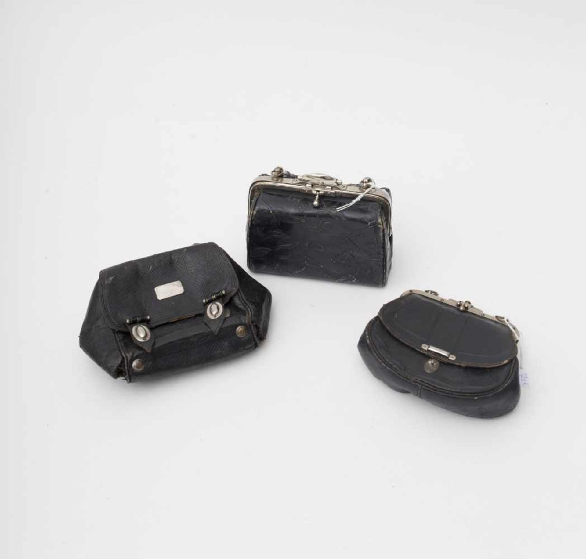 Set of accessories For large dolls, comprised of 3 early 20th century leather bags.