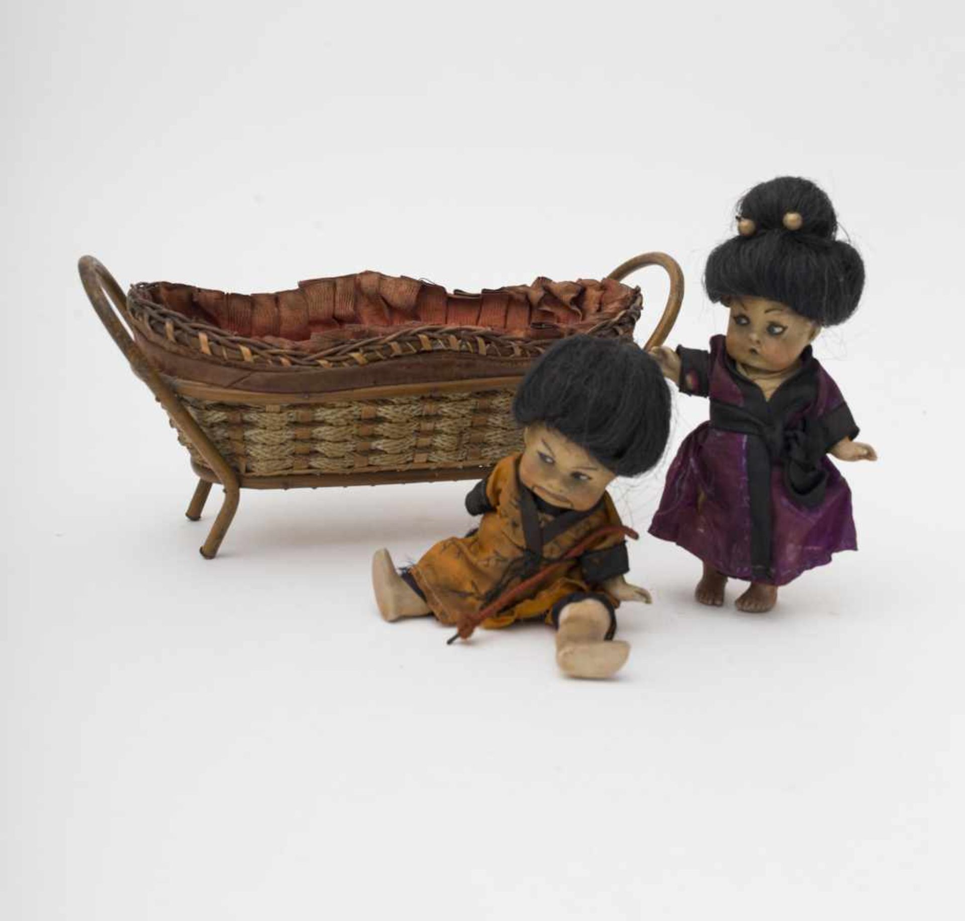 Pair of Japanese dolls With biscuit head and body (one arm missing), antique clothes, H=14cm.