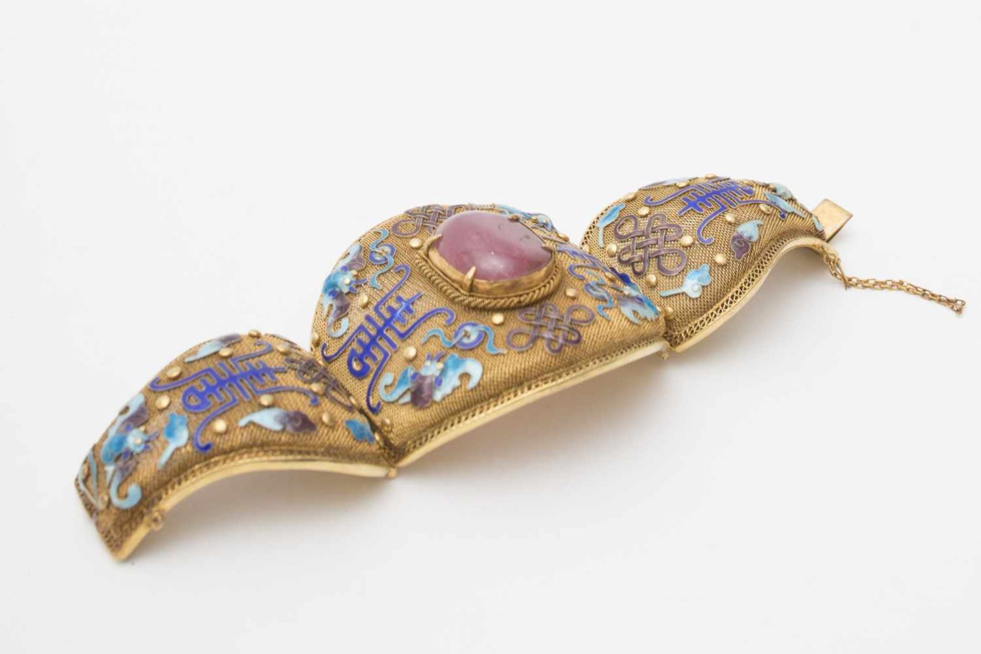 Bracelet set with a tourmaline - China, 20th century Articulated, composed of 3 gilded silver