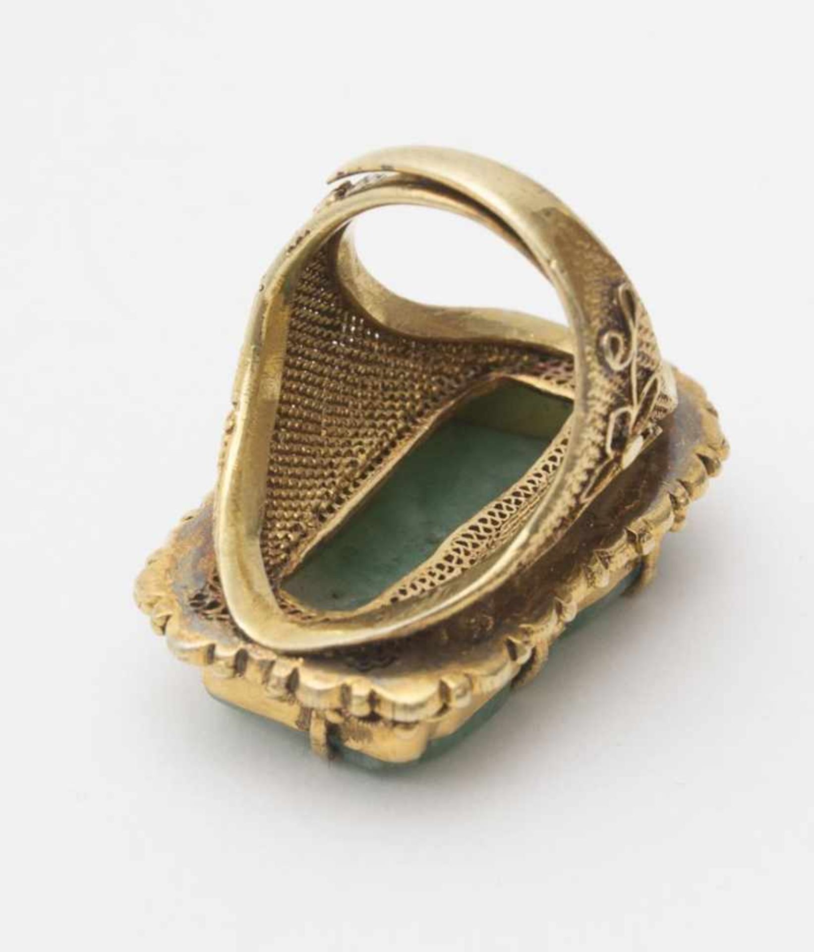 Ring set with jade - China, 20th century Gilded silver filigree, set with a jade plaque in the - Bild 2 aus 2